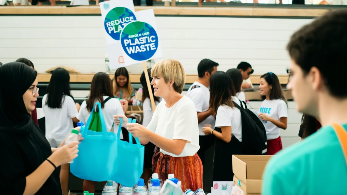 問題：環境保護活動家はなぜ使い捨てプラスチックの削減を推奨するのですか？